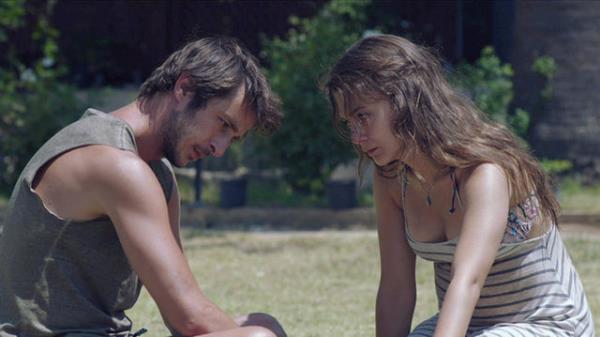 "Deniz Seviyesi", sinemamza Amerikan bamsz sinemasndan etkilenen Esra Saydam-Nisan Da ikilisini armaan ederken, sahil fonunun ferahlatc etkisini 'gerekilik'le buluturuyor. Bylece evli kadnlarn sorunlarna dikkat ekme olana yakalyor.