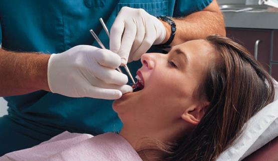 ''Orulu kimse di tedavisi yaptrabilir mi?'' sorusuna srf d tedavisi sebebiyle orucun bozulmayaca ayn zamanda tedavinin arsz gereklemesi iin yaplan enjeksiyonlarn da beslenme amac tamad iin orucu bozmad kaydedildi. Ancak az su ile alkalanrken boaza su kan veya tedavide kullanlan maddelerden biri kaarsa orucun bozulaca ve kaza edilmesi gerektiine iaret edildi.