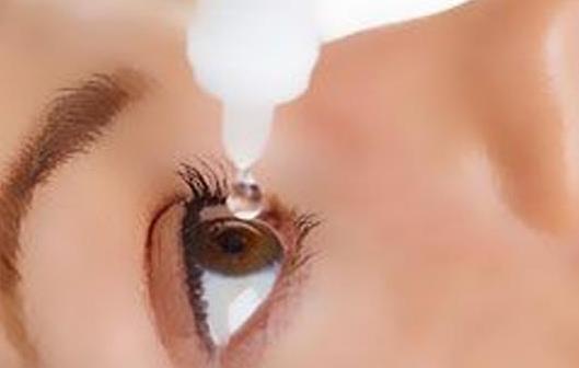 ''Gz damlasnn orucu bozup bozmayacana'' ilikin soruya da u ekilde cevap verildi:  ''Gze damlatlan ila miktar olarak ok az olup bunun bir ksm gzn krplmasyla darya atlmakta bir ksm gzde gz ile burun boluunu birletiren kanallarda ve mukozasnda mesamat yolu ile emilerek vcuda alnmaktadr. Damlann yok denilebilecek kadar ok az bir ksmnn sindirim kanalna ulama ihtimali bulunmaktadr. Bu bilgiler deerlendirildiinde gz damlas orucu bozmaz.''