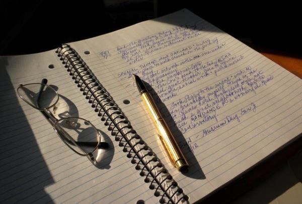 Geceleri uyumadan nce gn ierisinde sizi mutlu eden ve kran duyan eyleri yazmak kendinizi daha huzurlu hissederek kolayca uykuya dalmanz salayacaktr.