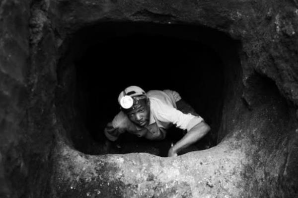 Geri kalan ksm da Kongo ordusu tarafndan kaak olarak yine batya satlyor.