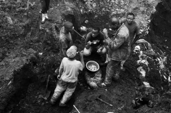 Madenin nemli bir ksm Uganda, Burundi ve Rwanda'l milisler tarafndan karlyor.