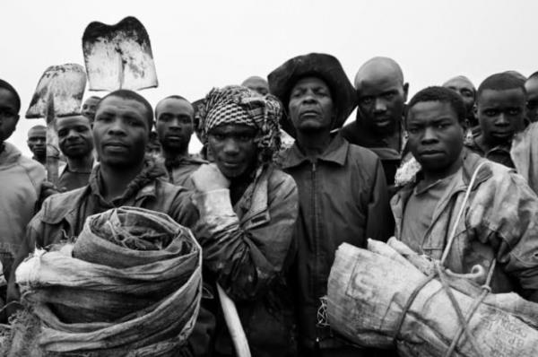 Kongolu madenciler hi satn alamayacaklar bir teknolojiye hammade salamak iin hayat mcadelesi verirken...