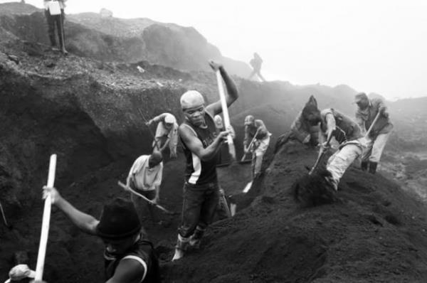 Son on ylda artan talep, koltan -ayn elmas gibi- sava dzenini finanse eden "kanl" bir mineral haline getiriyor.