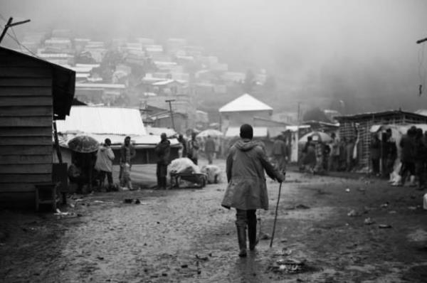 Koltan, akll telefonlar, bilgisayar, silah ve uak mhendislii ekipman retimlerinin olmazsa olmaz bir maden. Koltann dnya apnda bilinen rezervlerinin %80'i de Demokratik Kongo Cumhuriyeti'nde bulunuyor. Fakat Kongo'nun bu deerli madeni kullanarak refaha ulatn dnyorsanz yanlyorsunuz