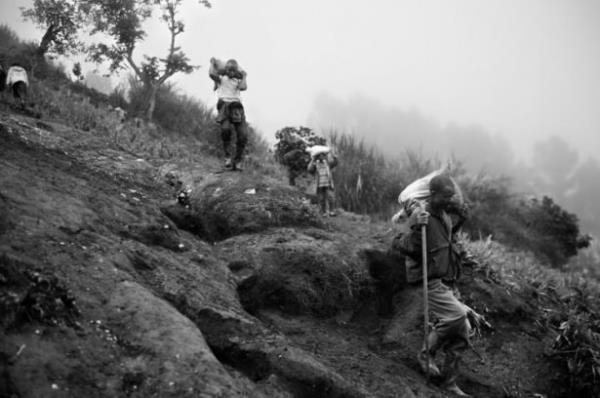 Gnde 15 saat kadar alan madenciler kardklar koltan kye omuzlarnda tayor.