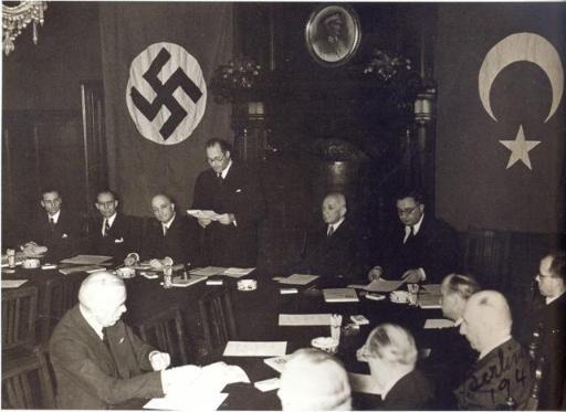 BERLIN'de Trkiye ile Almanya arasnda dostluk antlamas imzalandktan sonra yaplan toplantlarn birinde Trkiye?nin Berlin Bykelisi Hsrev Gerede konuma yaparken.