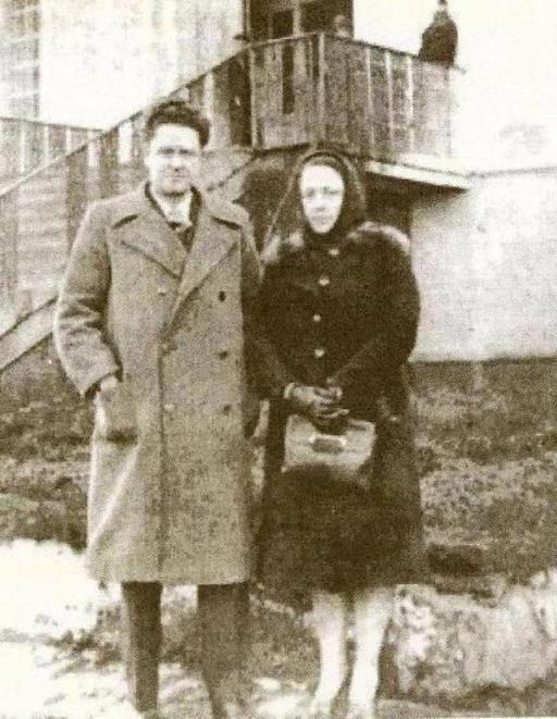 Piraye ve Nzm, Bursa Cezaevi'nin avlusunda (1941)