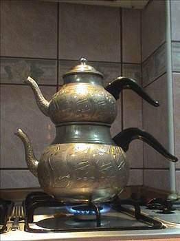 ayn etkisi ise demlenme srresine baldr. ay yapraklarnda da abuk zlen kafein mevcuttur.