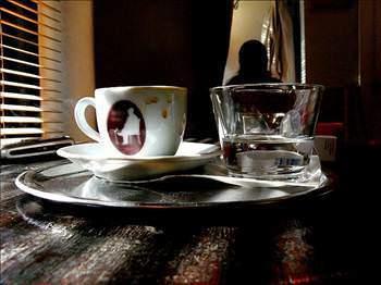 Kahve vcutta su kaybettirici olarak bilinirdi ve her fincan kahve iin bir bardak su iilmesi tavsiye edilirdi.