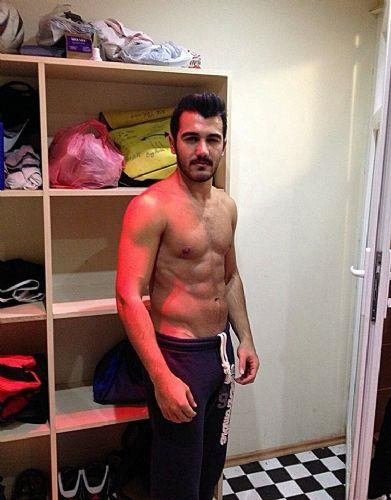 zmir'in Karabalar ilesinde, spor yapmak iin evden ktktan sonra henz belirlenemeyen bir nedenle okulun 15 metrelik istinat duvarndan den niversite rencisi Berkay zkaral, hayatn kaybetti.