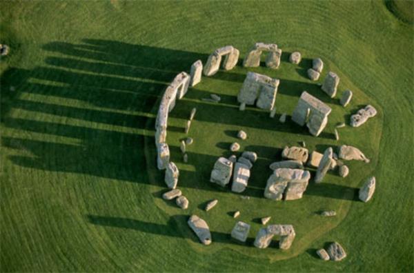 Ve Stonehenge... ngiltere'deki dnyann en eski sitelerinden biri... Dairesel biimde dizilen bu talar hakknda speklatif bilgiler var