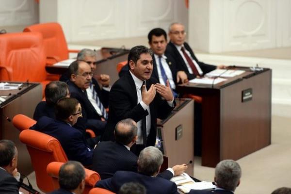 Taner Yldz'n konumasndan sonra CHP'li milletvekilleri ayaa kalkarak Taner Yldz'dan lisans alan isimleri aklamasn istedi.