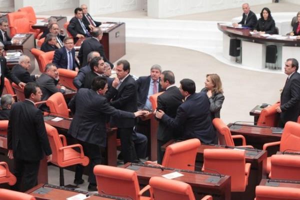 "Gelin benim size bir teklifim var, o arkadanz mahcup etmeyin. Herhangi bir vatanda gibi bir kiinin milletvekili olmasnn lisans mracaat ile alakal kendisine bir mani olmadn, bunu yapabileceini syledim.