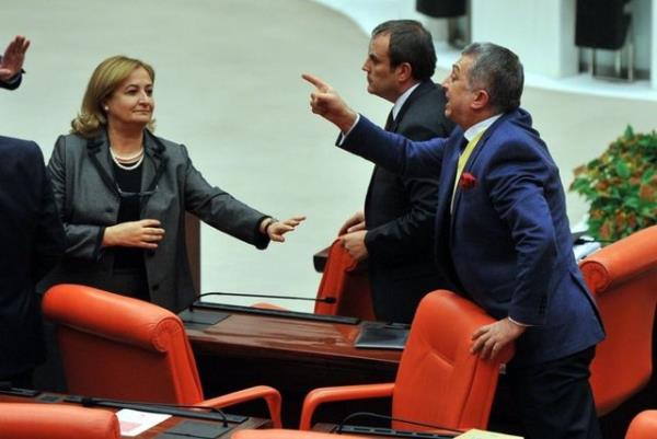 Bunu syleyerek bir gizem oluturmadm. Siz imdi btn bunlarn hepsini bana ltfen aklattrmayn. Ben bu kadn fotokopisini size gndereyim.