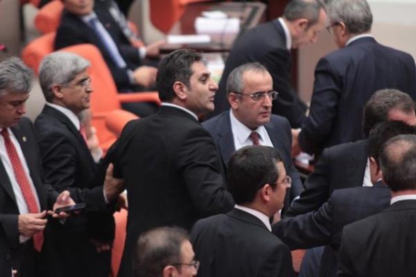 Bakan Yldz, elinde gsterdii listeyi grup bakanvekillerine gndermesinden sonra milletvekilleri arasnda yaanan tartma da sona erdi. HA