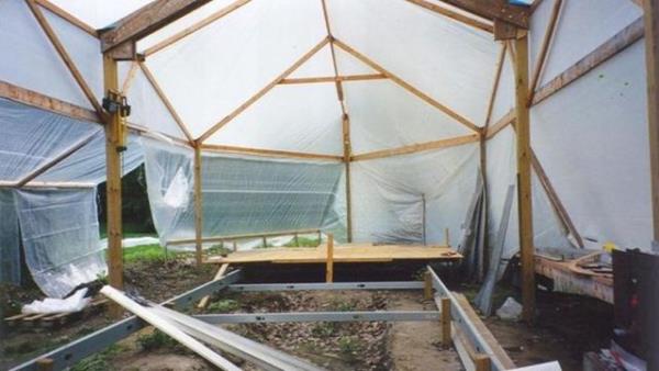 ngiltere'de bir ift, hayallerini kurduu yat iin kollar svad.