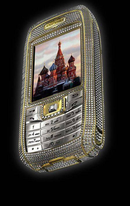 Beyaz ve sar altn kaplama olan cihazda 3 bin adet deerli ta bulunuyor. Telefonun fiyat ise 350 bin dolar