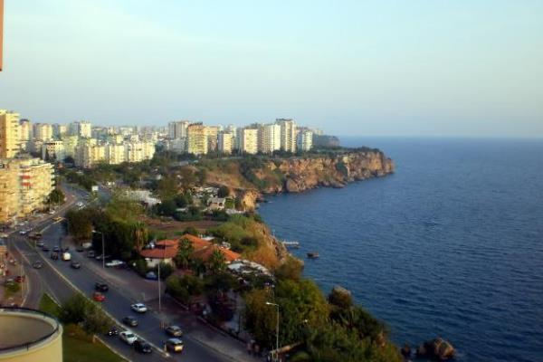 RIXOS Oteller Grubu YNETIM Kurulu Bakan Fettah Tamince, dn yapt aklamayla yeni bir tartmann fitilini ateledi. Tamince'nin 150 milyon gecelemenin olduu Antalya'da ylban artracak hibir ey olmadn belirterek, "Hi ssleme grdnz m? Bayram havas gryor muyuz? Tamam Hristiyan deiliz, deiliz de biz turizm ehriyiz. nsanlara 'Gel bu ehirde ylban geirin' diyoruz" szleri dnden bu yana konuuluyor.    <p>Antalya'da yeni yl iin ssleme yaplmamas akllara, "Dier dnya kentleri yeni yla nasl hazrlanyor" sorusunu getirdi. te Mslman olan ve olmayan baz lkelerden yeni yl hazrlklar:</p>