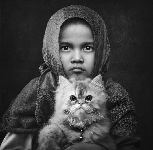 Fotoraf: Arief Siswandhono     <br>Yer: Endonezya </br>    <p>Arief Siswandhono'nun kz, ailenin besledii kediden artk korkmuyor. Hatta onunla poz dahi veriyor.</p>