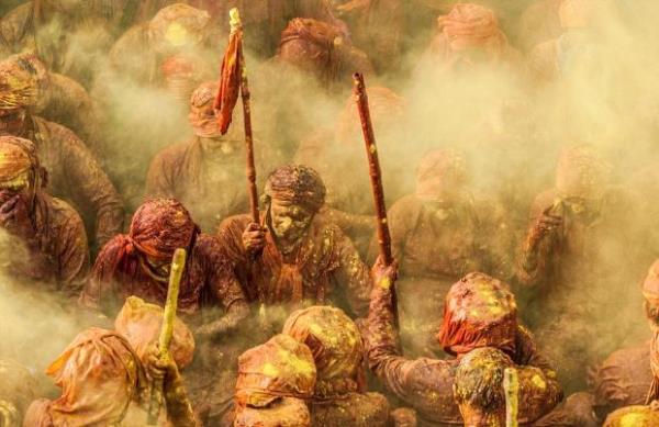 Fotoraf: Ioulia Chvetsova     <br>Yer: Nandgaon'daki Lathmar Holi Festivali, Hindistan</br>