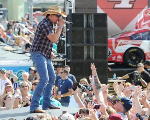 <br><b>24 Jason Aldean</b></br>  37 milyon dolar