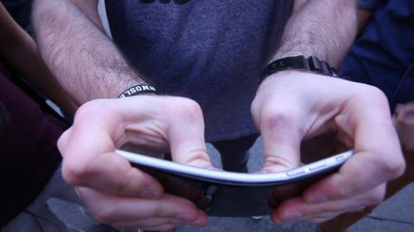 iPhone 6 Plus Bend Test - Unbox Therapy