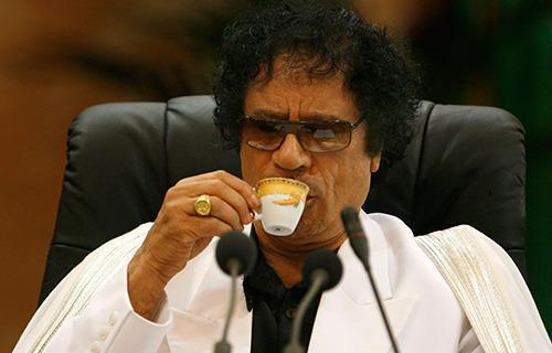 Libya'nn NATO mdahalesiyle devrilen Cumhurbakan Muammer Kaddafi heybetli bir grnt iin deve stn tercih ettiinden srekli olarak gaz problemlerinden yaknyordu.