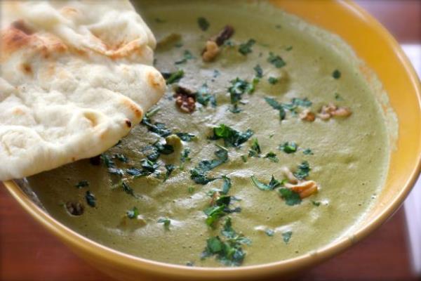 Yazarlar, zellikle Grc arab ve bir eit ceviz sosu olan 'satsivi'ye baylan Stalin'in asnn da Rusya Devlet Bakan Vladimir Putin'in dedesi Spidron Putin olduunu belirtiyor.