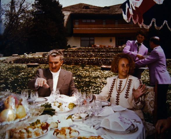 Tavuun her trlsn seven Rumen Komnist Partisi lideri Nicolae avuesku ise gittii her yere yiyeceini gtrerek ziyaret ettii yabanc liderleri kzdrrd.