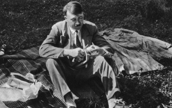 Muammer Kaddafi deve st ierdi, Hitler gazn kontrol altna almak iin vejetaryendi, Stalin'in Grc araplarna dknl alkol sorunu olan, dnemin ngiltere Babakan Winston Churchill iin bile fazlayd...