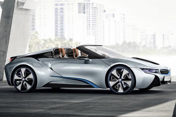 Otomobil, arka aksa ba�l� 3 silindirli 1,5 litrelik turbo �arjl� motoruyla 220 HP g��, �n aksa ba�l� elektrikli motoruyla ise 130 HP olmak �zere birle�ik olarak 350 HP g�� �retebiliyor.