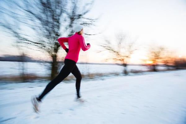 <p><b>MUTLU OLURSUNUZ</b></p>  Souk havann ferahlatan bir taraf da vardr. Bu nedenle ruh halinizi iyi ynde deitirir. Yaz aylarndaki ar havadan ziyade kn rahatlatan, ferah, hafif bir hava vardr. Vcut snmak iin altka endorfin hormonu salglarsnz. Bu da mutlu olmaya birebir.