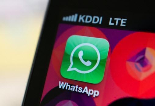 <p><b>Son grlme ve evrimii durumlar</b></p>  Whatsapp'n en nemli zelliklerinden birisi konutuunuz kiinin o an Whatsapp kullanyor olup olmadn grebilmeniz. Ancak uygulamadan kan kullanc Whatsapp' tam kapatmad durumlarda 5 ila 10 dakika boyunca kar tarafa evrimii olarak grlebiliyor. Bunu da hesap etmekte fayda var.