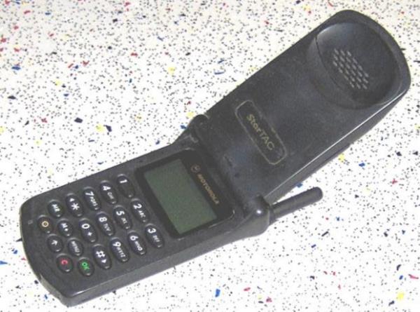 <br><b>Motorola StarTAC</b></br>  <br>k tarihi: 1996 </br>    Sat adedi: 60 milyon