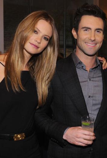 Behati Prinsloo ve Adam Levine