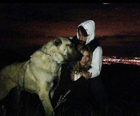 Ancak, Kobal ve elikkol ilikisi sanld gibi uzun mrl olmad. Kobal ile elikkol, yln hem en ok konuulan aknn hem de en ok konuulan ayrlnn kahraman olarak hafzalarda yer etti.