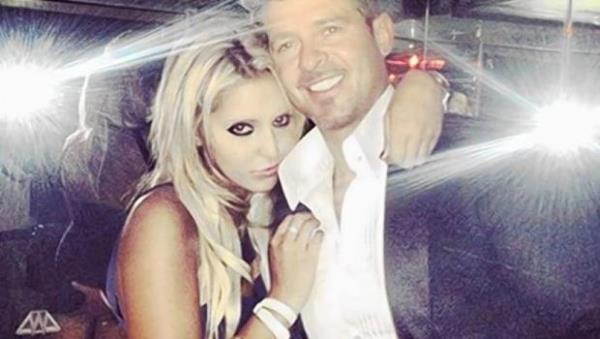 Yln skandal ayrlklarndan birine Robin Thicke imzasn att. ocukluk ak ve dokuz yllk kars Paula Patton ile yollar ayrld. Buna gereke olarak da Thicke'nin bitip tkenmek bilmeyen apknlklar gsterildi.