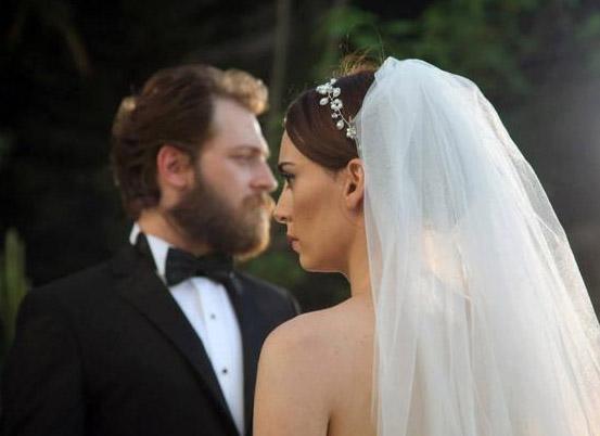 Melisa Szen ile Alican Ycesoy, ubat dizisinin setinde balayan arkadalklarn nikah masasna tad.