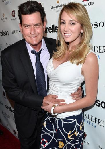 apkn aktr Charlie Sheen porno yldz Brett Rossi ile nianlanarak herkesi artmt.