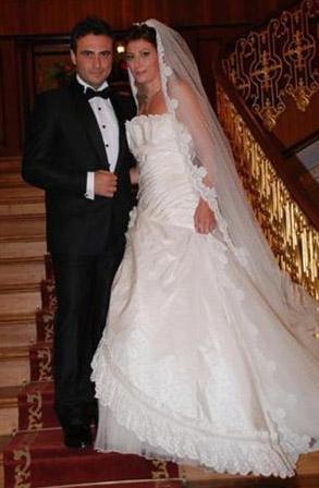 Kutsi ile Sinem Bayraktutar'n 2008'de kurulan mutlu yuvalar da sarsld bu yl. nce Kutsi'nin yasak iliki yaad iddialar ortaya atld. Ancak Sinem Hanm evliliine bir ans daha vermek istedi.