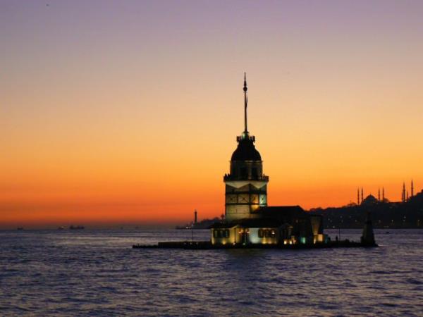 stanbul'un zengin tarihinin byleyiciliini simgeleyen yaplardan biri: Kz Kulesi