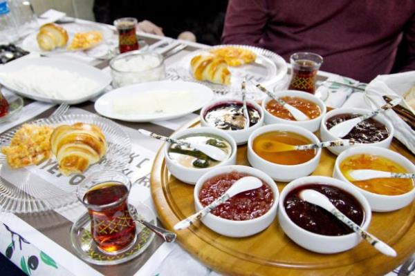 Bu kahvaltnn sizi acktrmadn syleseniz de kimse inanmaz.