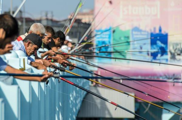 Gnmze ait bir fotorafta Galata Kprs'nde balk tutanlar grlyor.