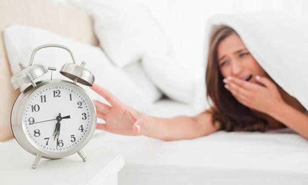 Sirkadiyen ritim yani biyolojiik saat, ortalama 24 saat ve 30 dakikadr ve duvardaki saatten biraz daha yava ilerler. Bu da doal olarak her gn 30 dakika daha ge uyuma ve uyanma eilimi gsterdiiniz anlamna gelir.