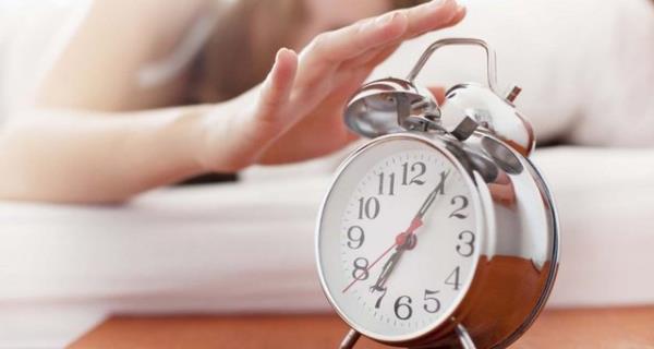 Daha yava olan bu ritim, haftann sonuna kadar dzenlenemezse, uyku/uyanklk dngsnde iki saatten daha uzun srelik bir kayma meydana gelir. Bu durum, alarm geciktirme dmesine daha sk basmanza neden olur.