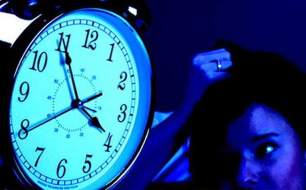 Surrey niversitesi, Aydnlatma Uzman Profesr Derk Jan Dijk' e gre, biyolojik saatinizin daha erken saatlere ayarlanmasn istiyorsanz uyandnzda a ve zellikle iddeti yksek mavi-zengin a maruz kalmanz faydal olacaktr.