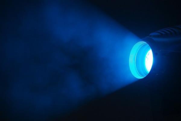 Gnmzde, doal sabah na olan niteliksel benzerlii sayesinde yksek iddetli yapay mavi-zengin k da biyolojik saatinizi yeniden ayarlayabilir.