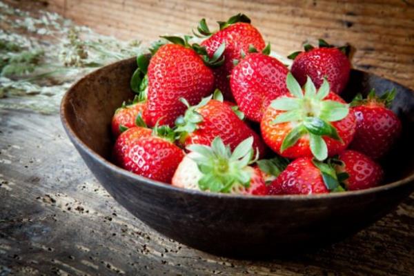 <br><b>8- ilek</b></br>  Bir bardak ilekte 97.6 miligram C vitamini ierir. Gnlk ihtiyacn 1.3 kat.Ayn miktar donmu ilek 105.6 miligram C vitamini ierir.