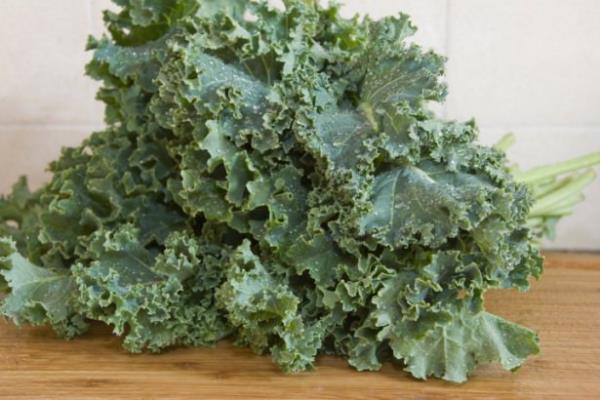 <br><b>2- Karalahana</b></br>  Bir bardak i karalahana 80 miligram C vitamini ierir. Gnlk ihtiyacn 2 kat.